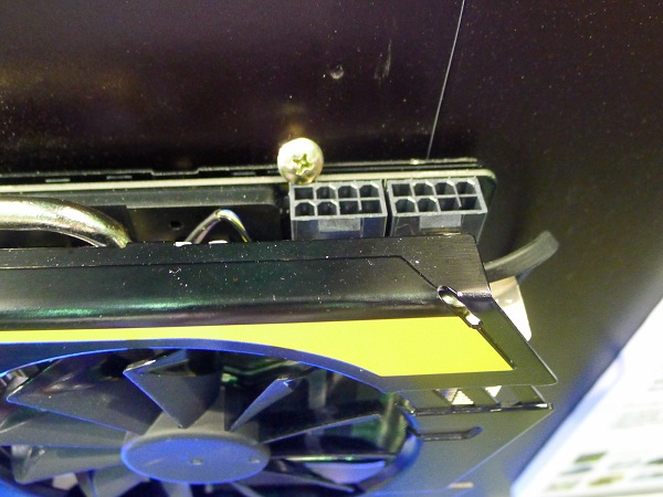 Card màn hình MSI GeForce GTX 680 Lightning yêu cầu 2 đầu nguồn PCI-e 8pin